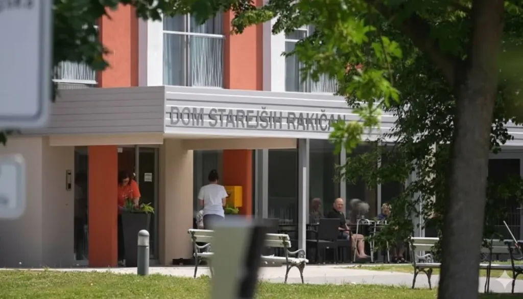 Dom starejših v Črenšovcih bi moral stati že leta 2022, zdaj ga napovedujejo za leto ...