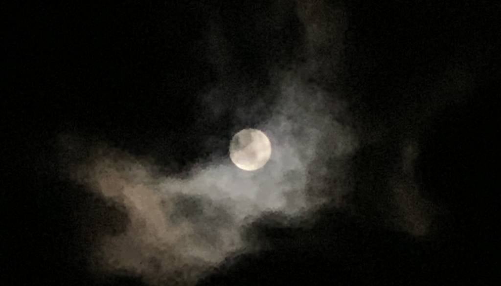 Poglejte v nebo: Nocoj bo žetvena luna, ob njej bo viden tudi Saturn