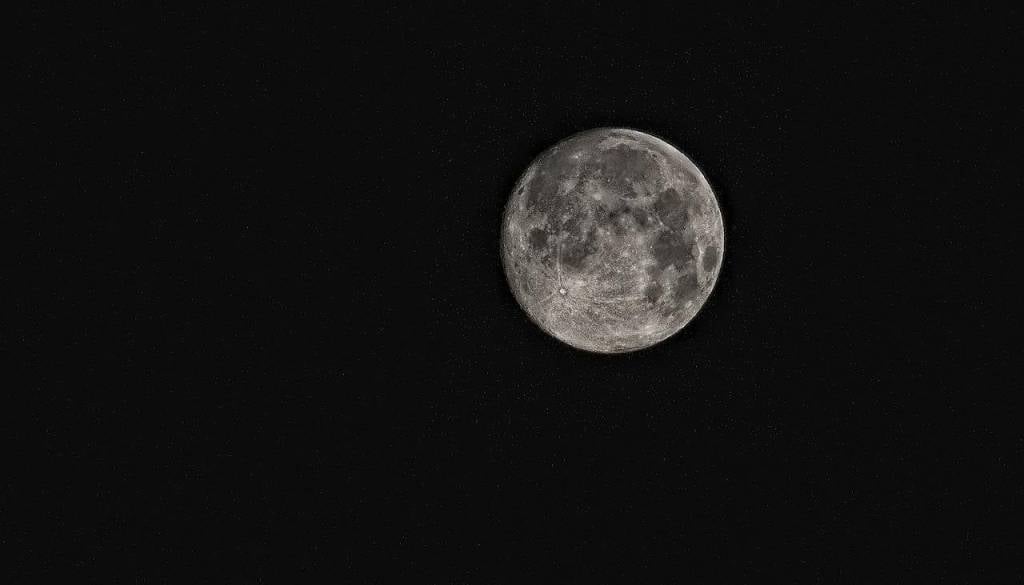 Žetvena luna bo nocoj razsvetlila nebo, v njeni bližini poiščite še Saturn
