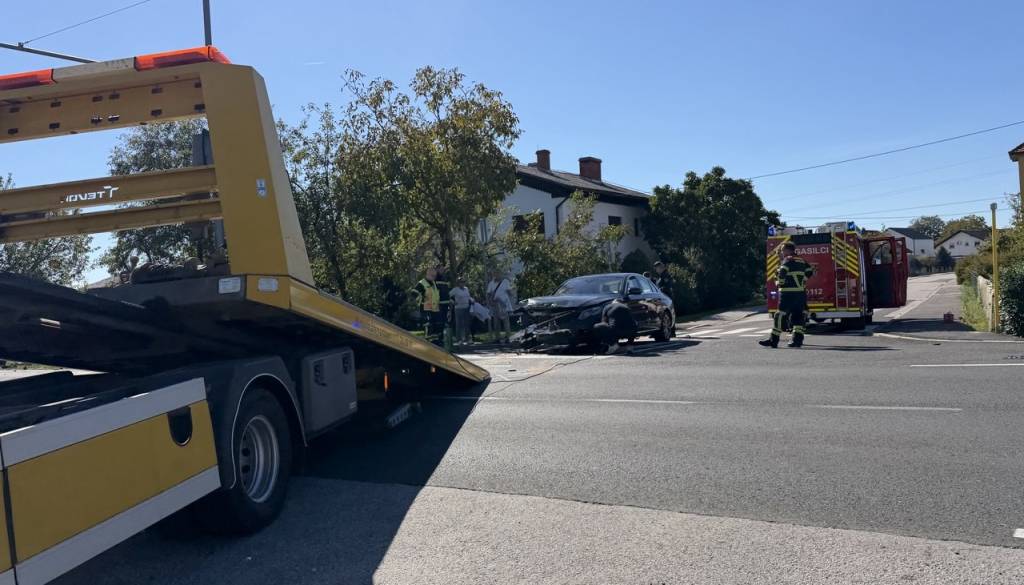 FOTO: Počilo v bližini Murske Sobote, promet oviran