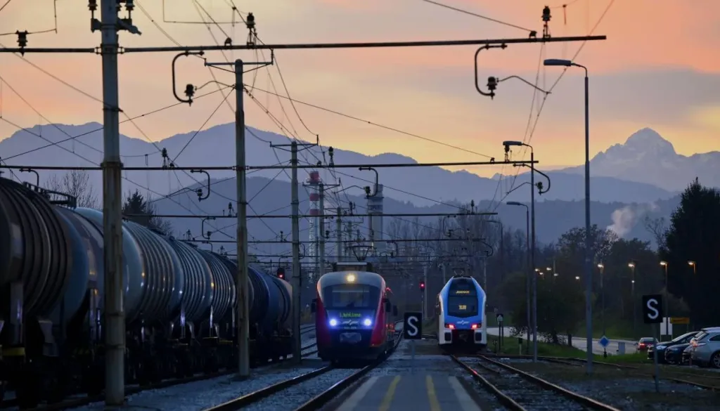 Se v Ljubljano vozite na delo? Preverili smo, ali se bolj splača z avtom, vlakom ali avtobusom