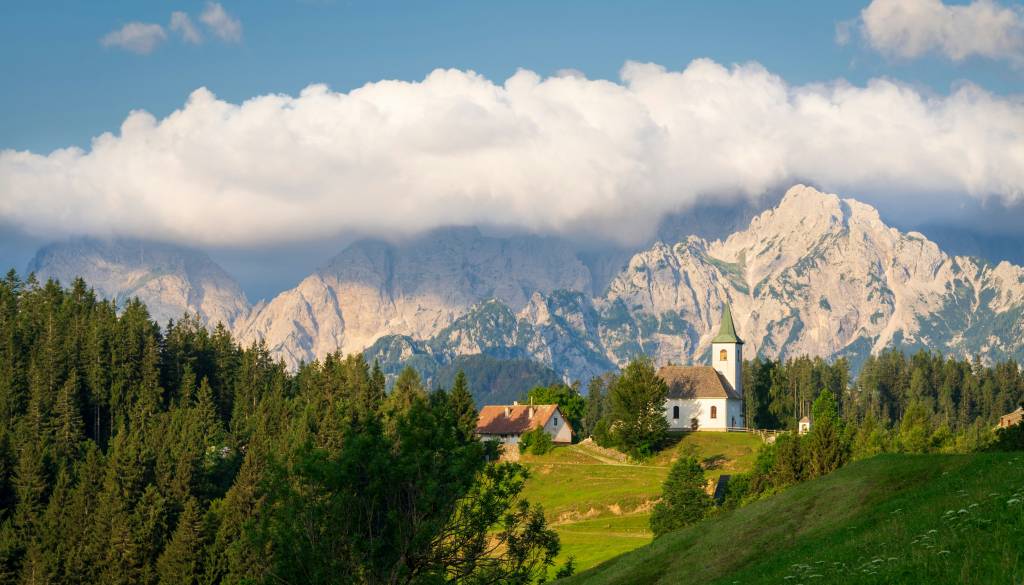 Umetna inteligenca spreminja turizem: Bo potovanja naredila boljša ali bolj neenaka?