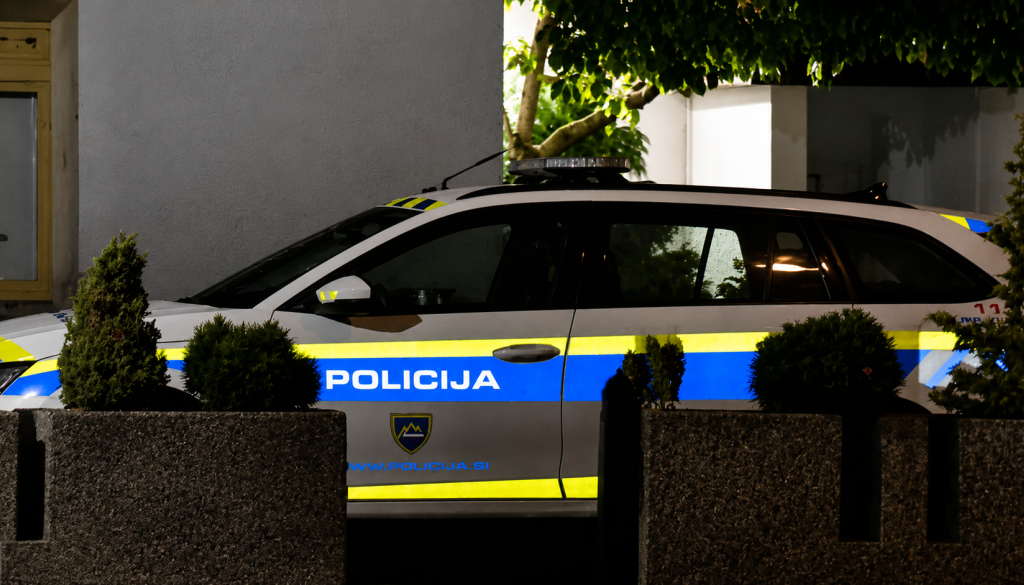Policisti na Barjanski zalotili 20-letnika med vlomom v bencinski servis