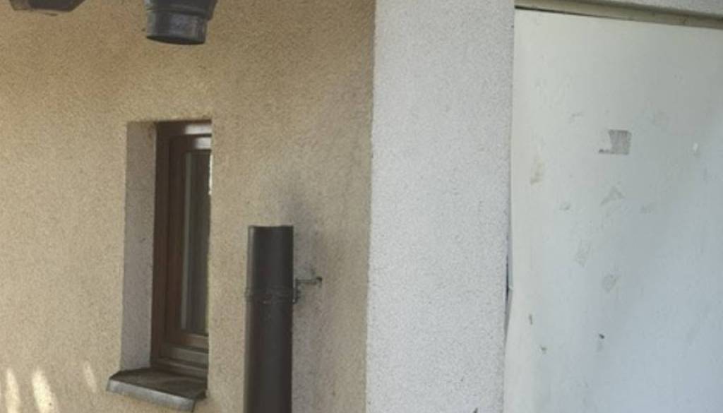 Na parkirišču tovarne poškodovali hiško, pomurska občina prosi za pomoč