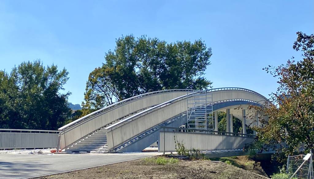 FOTO in VIDEO: Čez Ljubljanico nastaja most, kakršnega prestolnica še nima