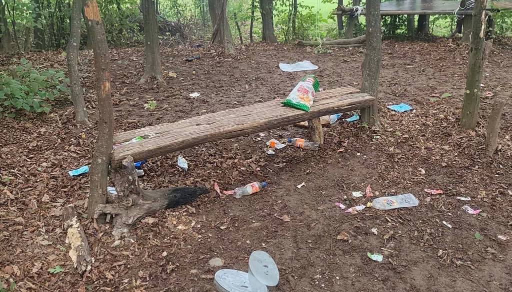Smeti v gozdičku za šolo razburile prebivalce Broda: »Kakršni starši, taki otroci«