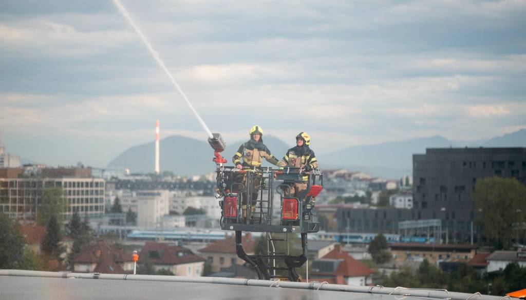 Nad UKC Ljubljana simulirali požar helikopterja, prvič uporabili tudi dron