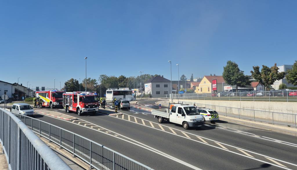 FOTO in VIDEO: V Murski Soboti zagorelo osebno vozilo, cesta zaprta 