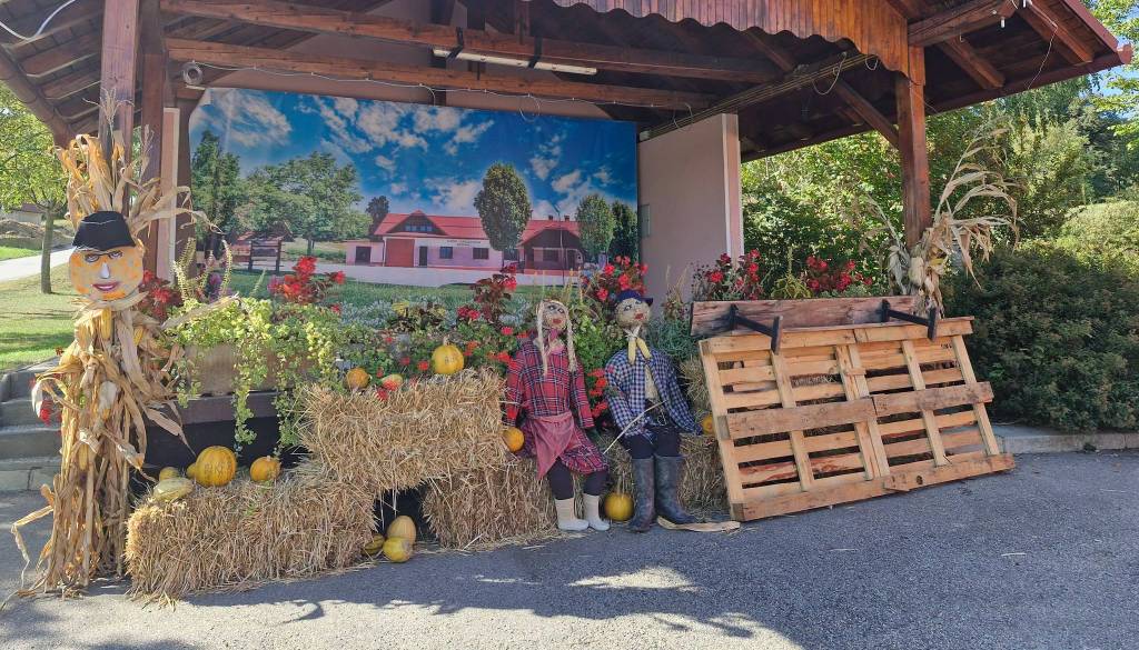 FOTO: Pomurske vasi v objemu jesenskih barv in domiselnih okrasitev