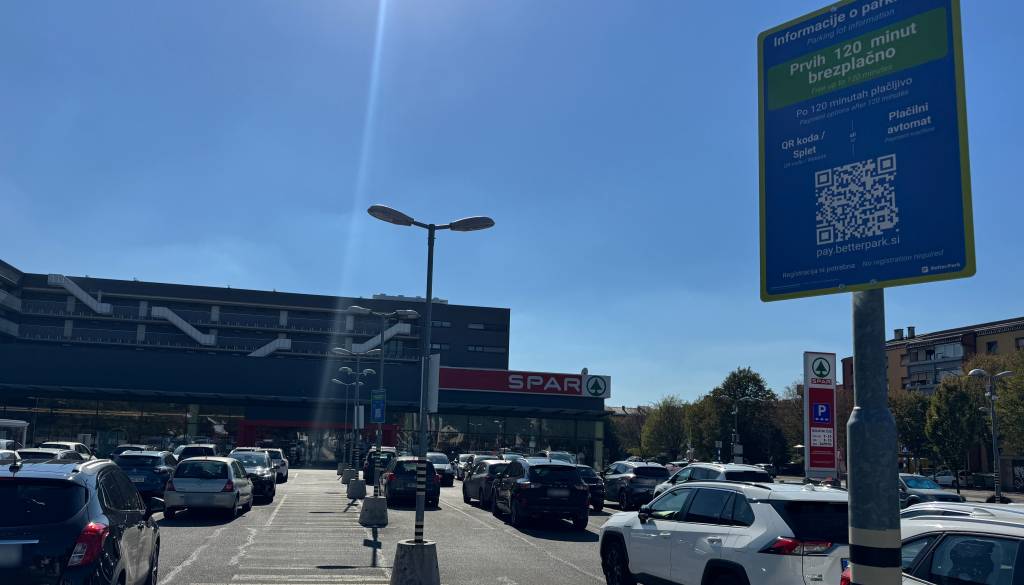 FOTO in VIDEO: Brezplačnega parkiranja vsepovprek konec tudi na Pobrežju? Takšna tabla je pričakala kupce Spara