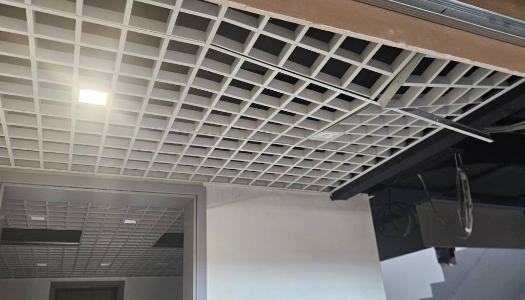 Iz športne dvorane v gradnji ukradli 400 metrov bakrenih kablov, škode za okoli 30.000 evrov