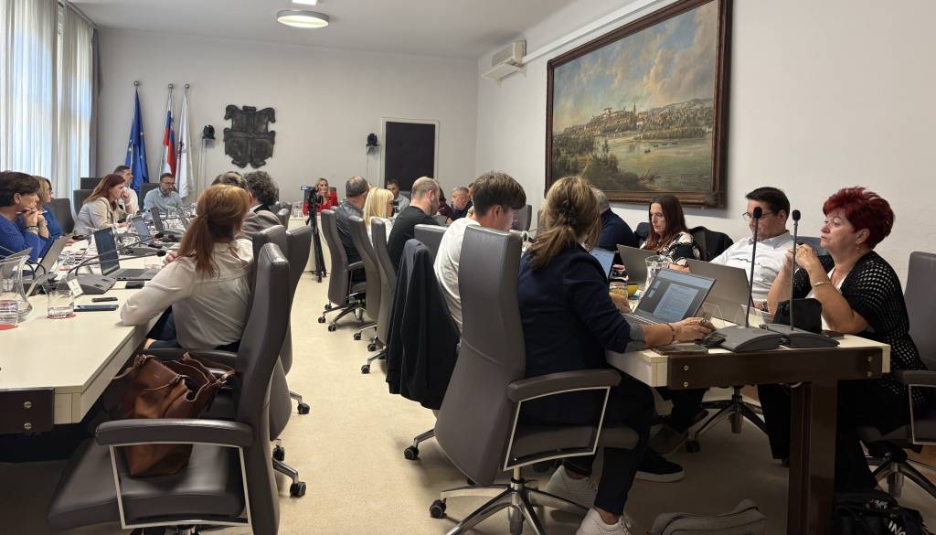 Svoboda želela razpravo o Peciklu in kanalizaciji, županja: Pri informacijah se ne razpravlja
