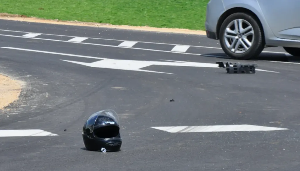 Pred gradbiščem trčil v ustavljenega motorista, nesreča se je končala tragično