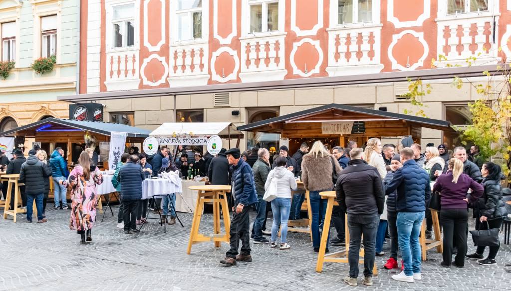 Na Martinovanju na Ptuju enotna cena špricarja, za prodajno hiško pa do 680 evrov