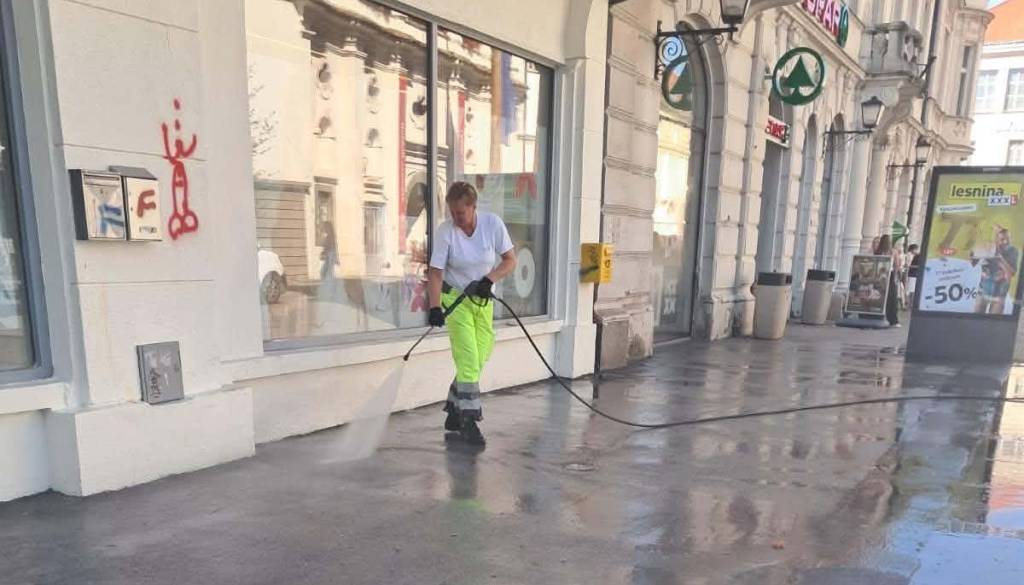 FOTO: Po fazaniranju v Mariboru dodatno delo za Snago, čistili moko, jajca in odpadke