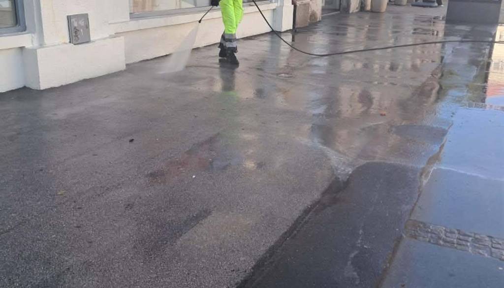 FOTO: Po fazaniranju v Mariboru dodatno delo za Snago, čistili moko, jajca in odpadke