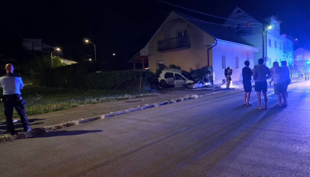 Voznik bežal pred mariborskimi policisti, kmalu zatem našli njegov goreči avtomobil