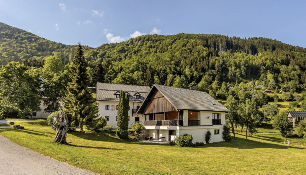 V Škofjeloškem hribovju naprodaj posestvo z butičnim hotelom iz leta 1774