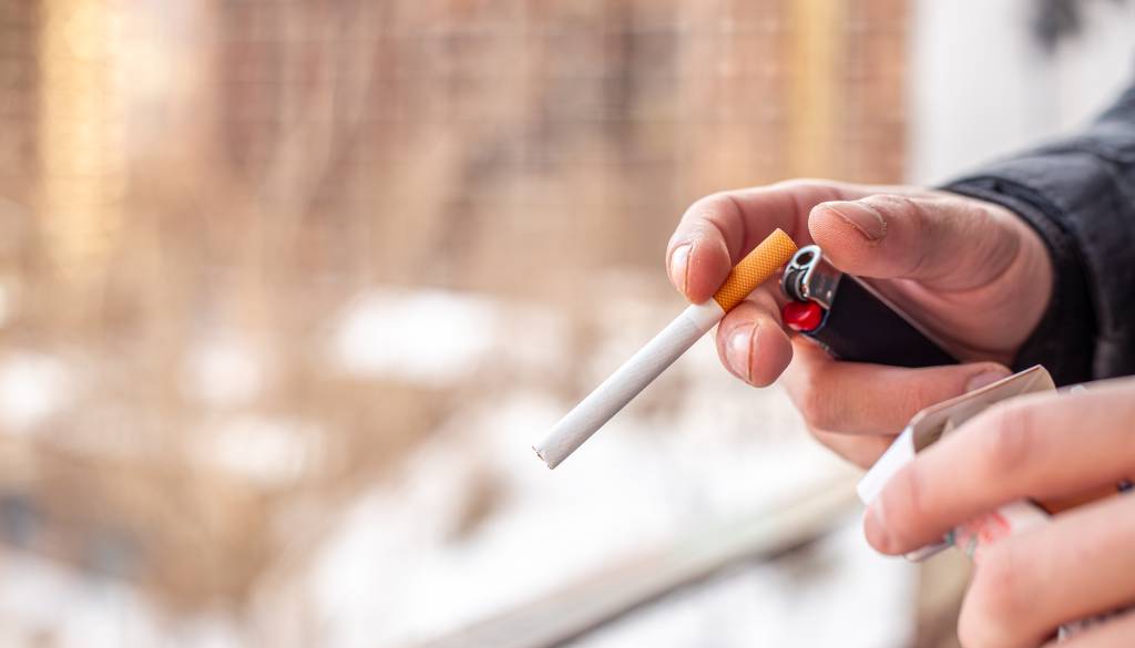 Bo moteči cigaretni dim prinesel prepoved kajenja na balkonu? V Ljubljani pripravljeni na spremembe