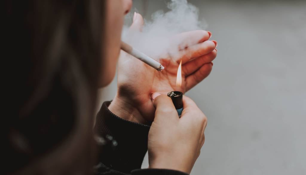 Vas moti sosedov cigaretni dim? Predlagali prepoved kajenja na balkonih