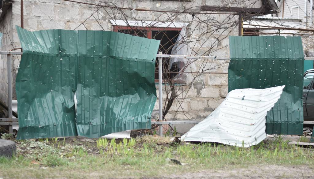Gradbena dela na sosednji parceli poškodovala hišo: Škode za okoli 20 tisočakov