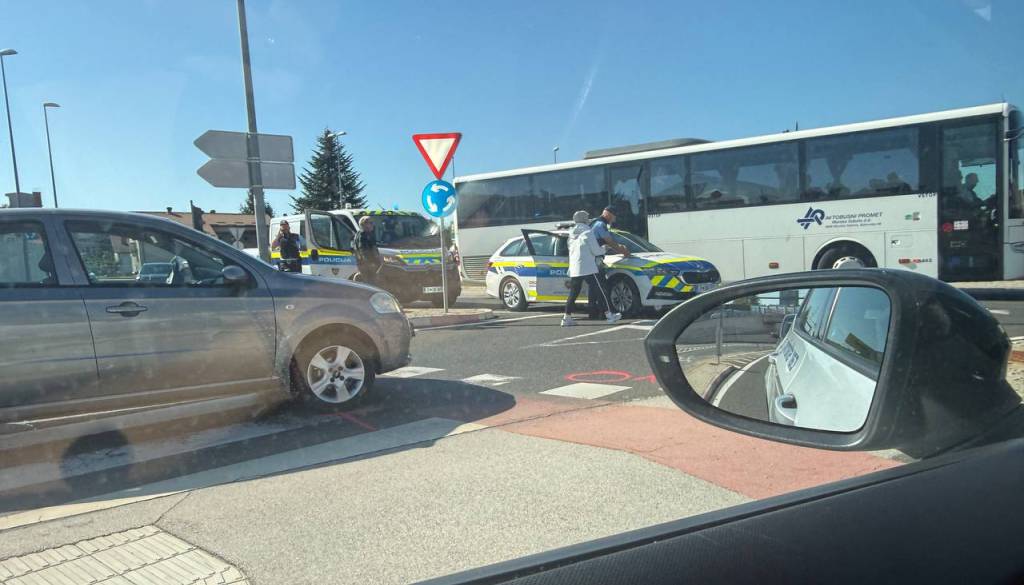 Policija in reševalci v krožišču v Murski Soboti, promet oviran