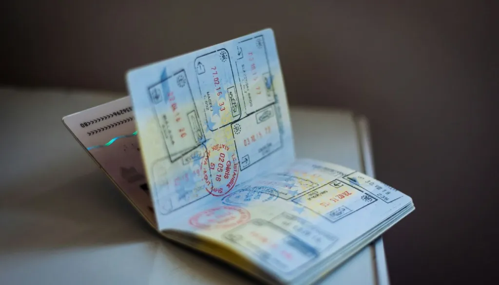 To je razlog, zakaj vse več turistov potne liste zavija v aluminijasto folijo?