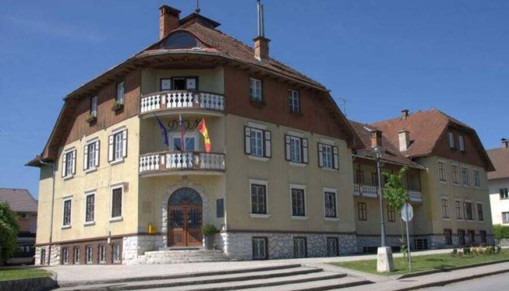 V Komendi znova ogorčeni nad vandali, občina kritizira tudi starše