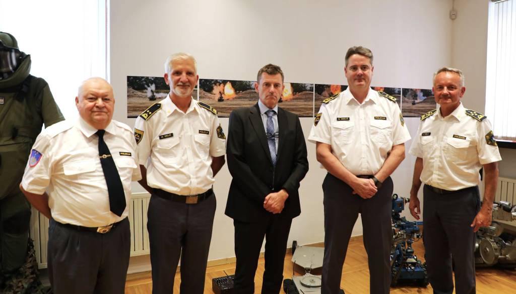 Od rentgena do robotov: Tako se je v 50 letih spreminjala protibombna zaščita