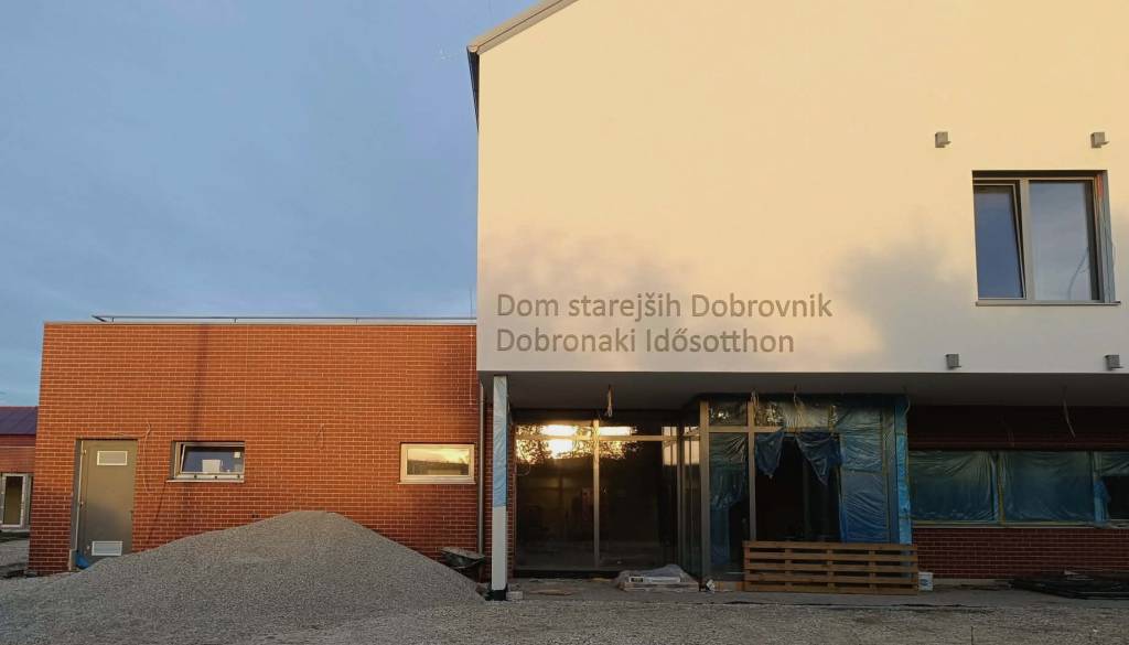 Občina predlagala madžarski napis, ki zveni kot »stari dom«: Dve priznani jezikoslovki pravita, da mora biti drugače