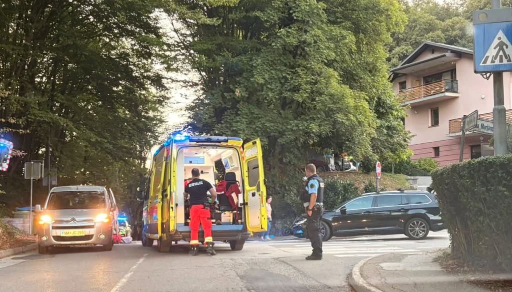 Nove podrobnosti hude nesreče v Novem mestu, 58-letnik stopil s stopnice komunalnega tovornjaka, nakar je vanj trčil avtomobil 