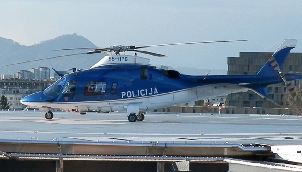 Med reševalno intervencijo nad kliničnim centrom helikopter ogrožal dron