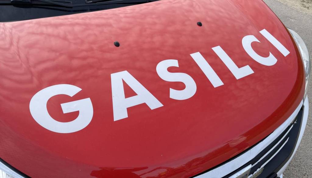 Zaradi hrane na štedilniku zagorelo v stanovanju, eno osebo prepeljal v bolnišnico