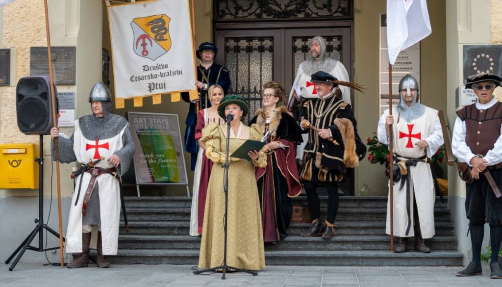 FOTO in VIDEO: Ptuj zavzeli vitezi in grajske dame, po mestnih ulicah znova zavel srednjeveški duh