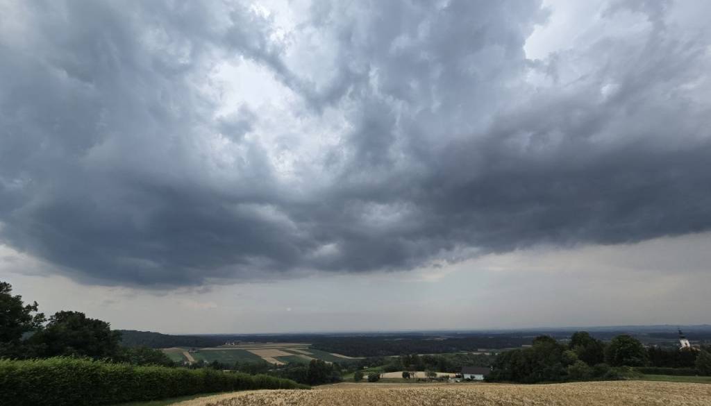 Danes do 33 stopinj, popoldne pa prihajajo plohe in nevihte