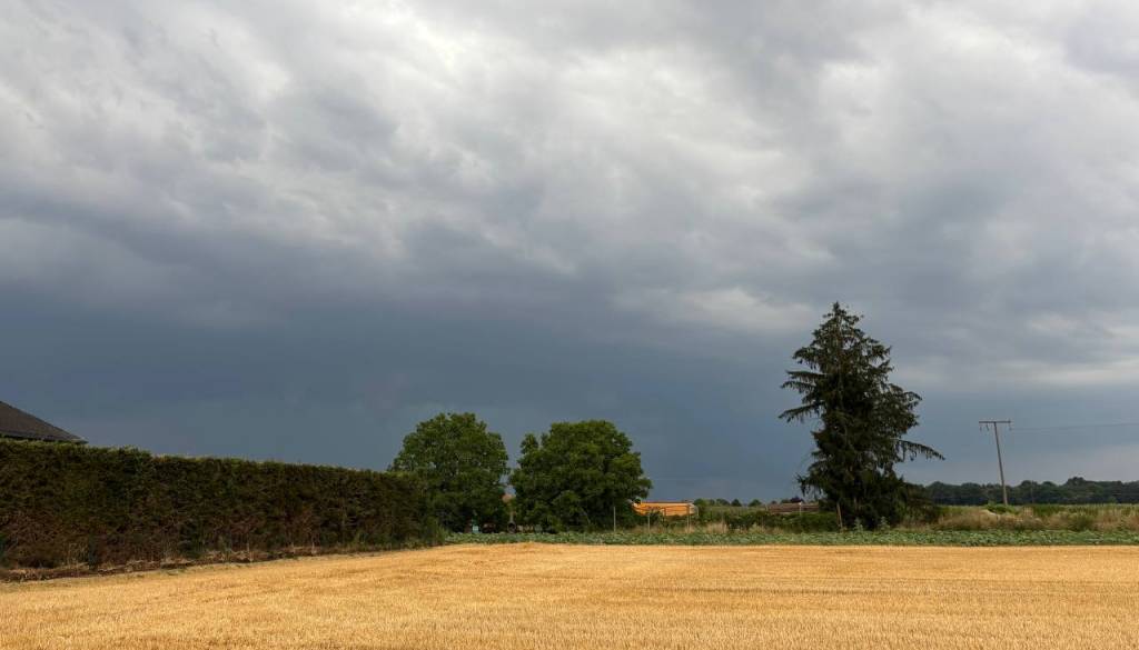 Vroč začetek dneva, popoldne pa sprememba vremena in nevihte