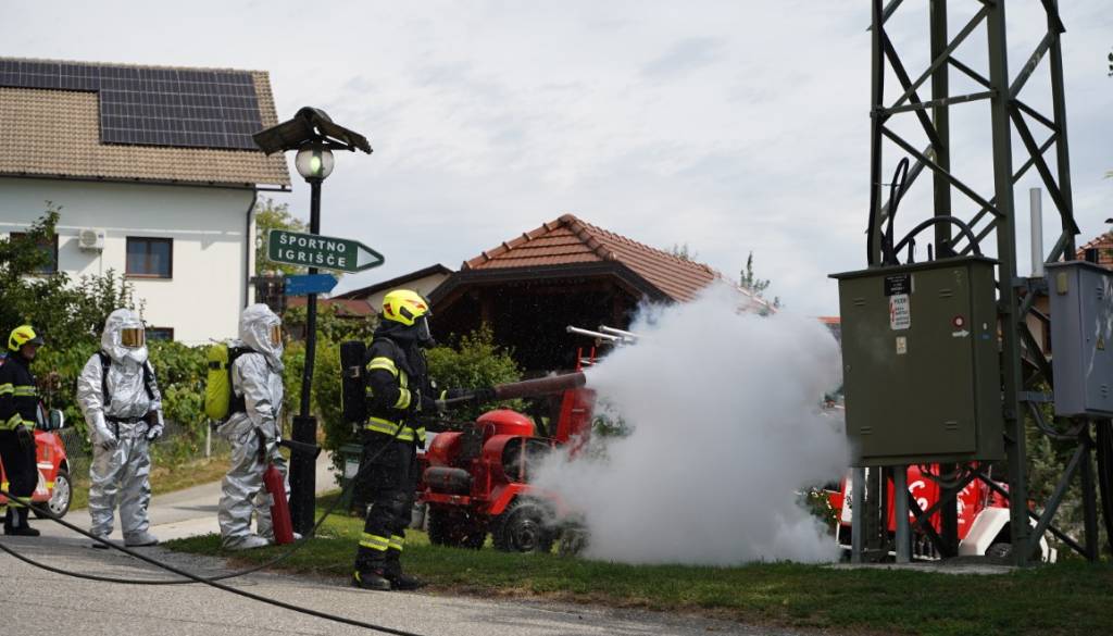 FOTO in VIDEO: Dim, sirene in številna gasilska vozila v okolici Maribora, kaj se dogaja?