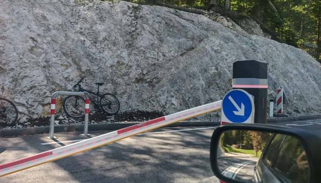 Nova nesreča na Vršiču: Kolesar trčil v zapornico, v nekaj dneh že več poškodovanih