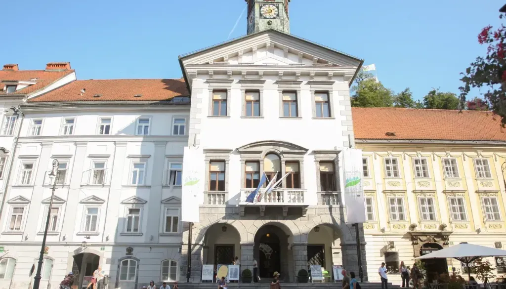 Bi delali na ljubljanski občini? Odprta tri delovna mesta, začetne plače do 2810 evrov bruto