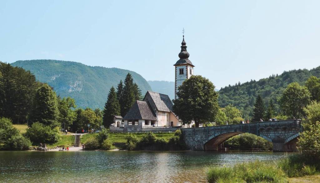 Skozi Kamnje kmalu po enem pasu, začenjajo urejanje regionalne ceste