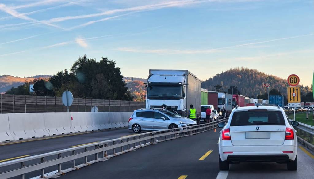 Primorska avtocesta zaprta, težave tudi na Lavrici