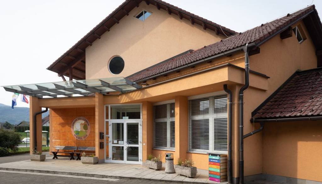 Predvidoma do konca leta bo dostop do knjižnice Dvor spremenjen
