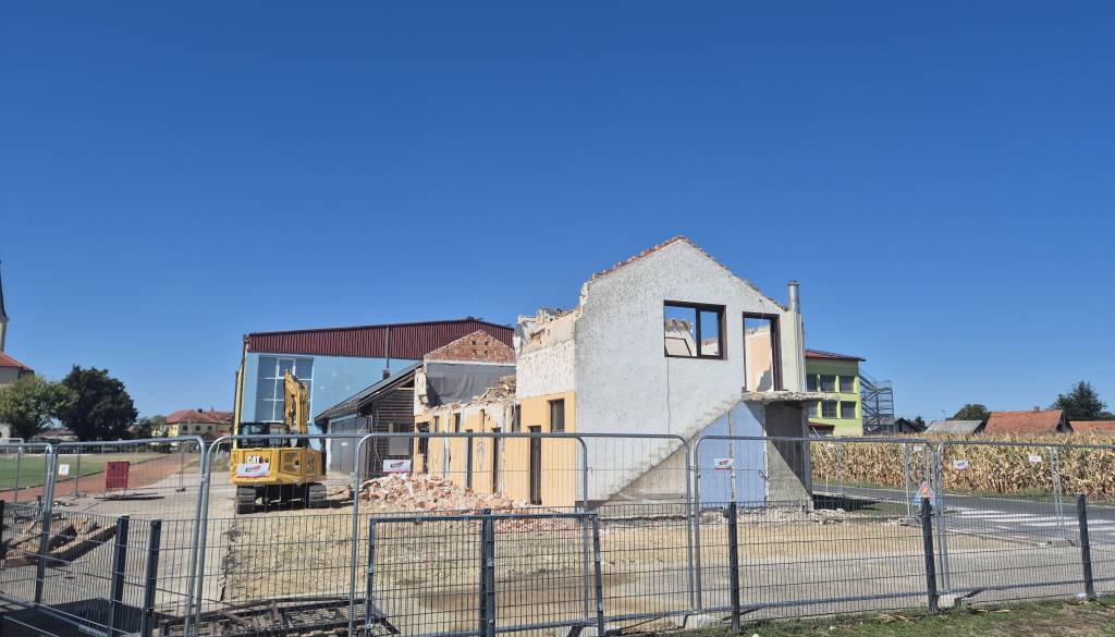 FOTO in VIDEO: Začela se je milijonska prenova športnega centra v Črenšovcih