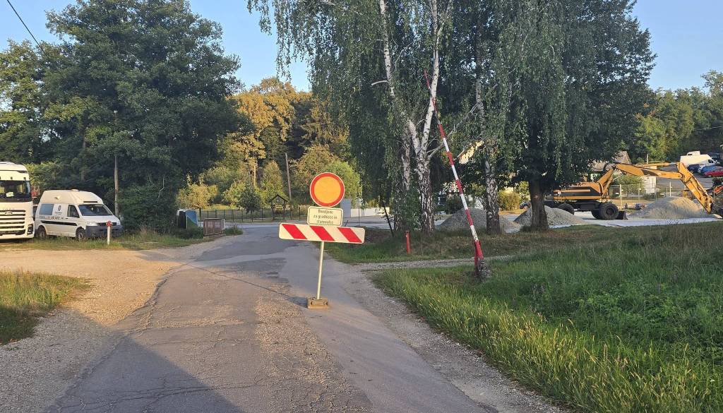 Popolna zapora ceste skozi Podgradje, vozniki bodo morali na obvoz