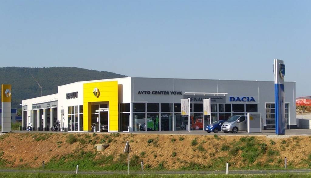 Posel med trebanjskim avto centrom in Domom starejših občanov padel v vodo