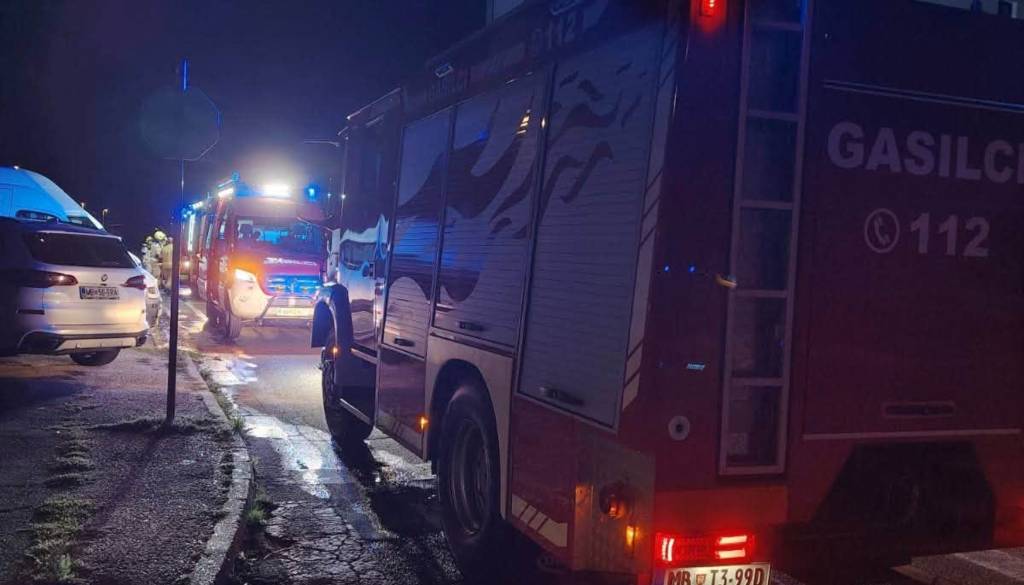 Med polnjenjem zagorela baterija električnega skiroja, tri osebe končale v UKC Maribor