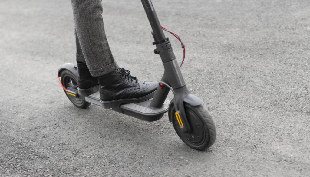 Mladoletna voznica skuterja trčila v pešk, v Mariboru tudi nesreča z električnim skirojem
