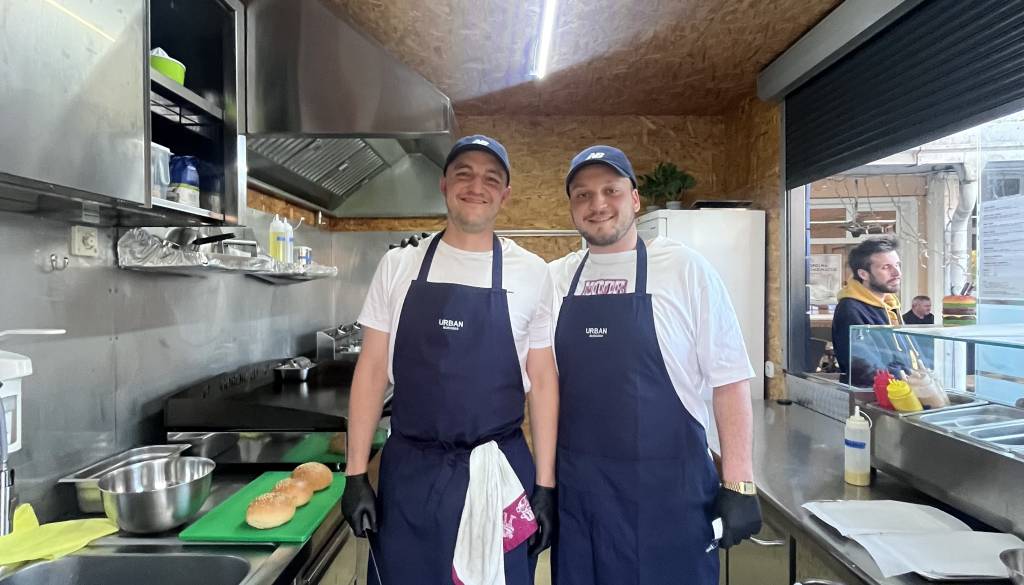 Burger zgodba, ki je presenetila tudi lastnika: »Nisva si mislila, da je Ptuj tako lačen«