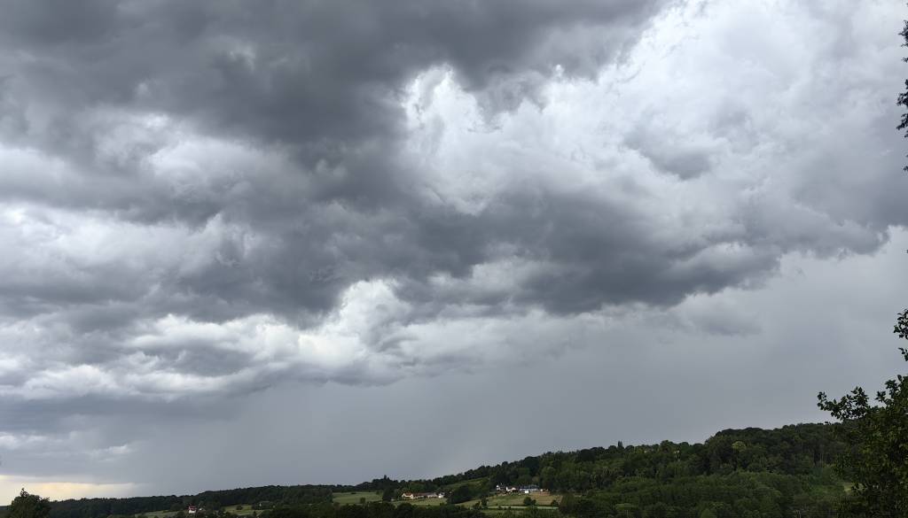 Pripravite jakne in dežnike, temperature bodo padle za okoli 15 stopinj