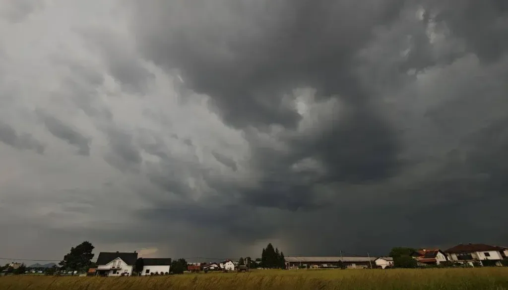Meteorologi napovedujejo vremenski preobrat, za naše kraje izdano oranžno opozorilo